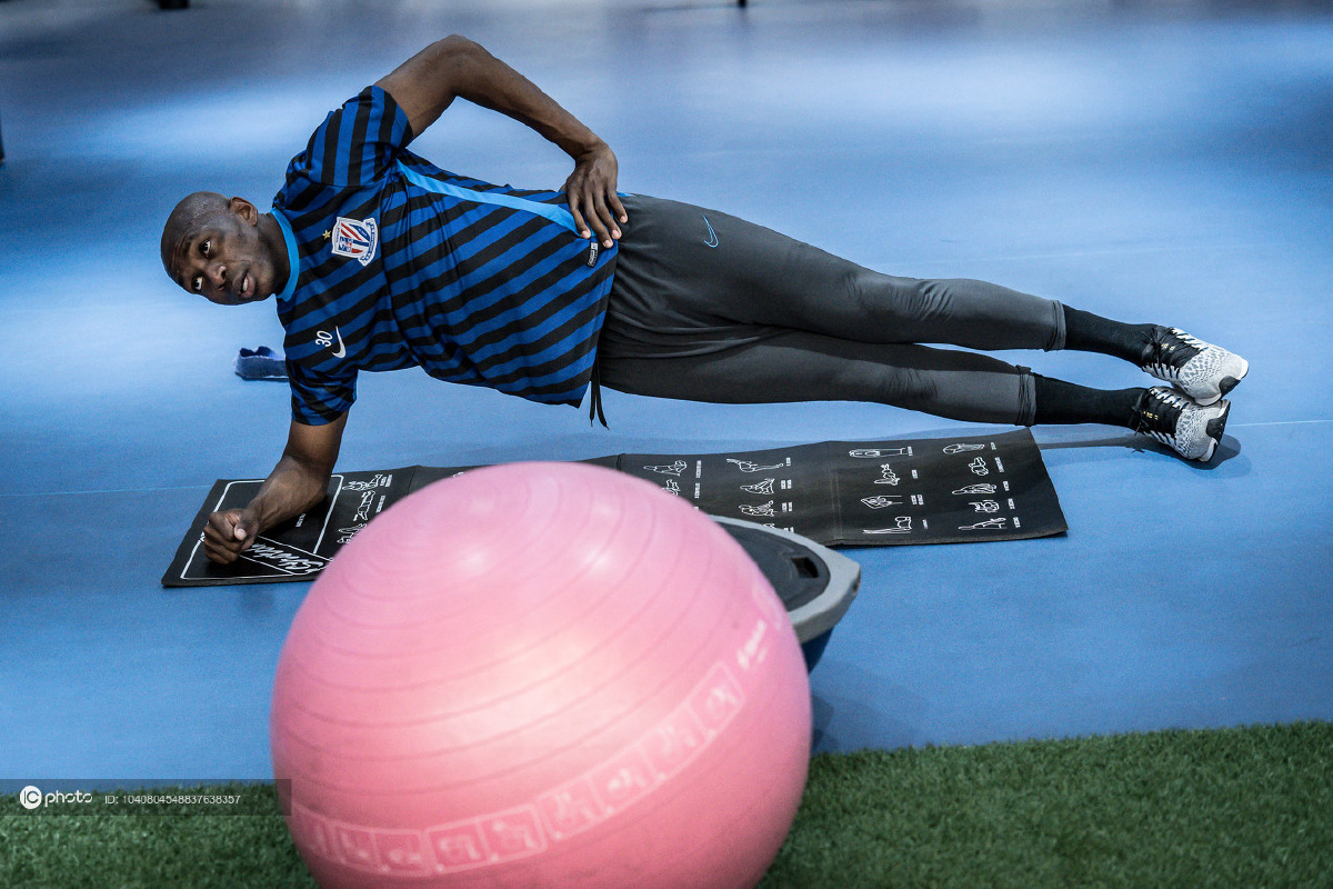 爱游戏体育官方网站转会期体能课后；里昂单刀错失备战中超；压力陡增；训练强度明显提升的简单介绍